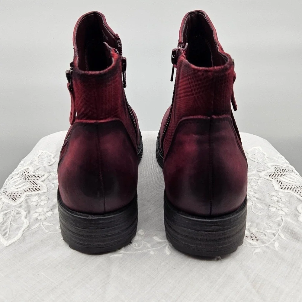 Earth Jordan Wine Distressed Leather Ankle‎ Boots Side Zip Plaid Lug Sole 9.5 D